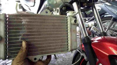 Kenali 5 Ciri Radiator Mobil Bocor, Bisa Sebabkan Overheat!