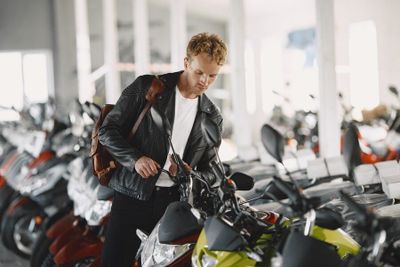 Kapan Waktu yang Tepat Beli Motor Baru? Mending Simak Dulu Biar Lebih Untung!