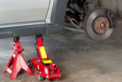 Cara Dongkrak Ban Mobil yang Aman dan Sesuai Pedoman: Jangan Sampai Salah Posisi!