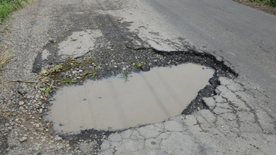 6 Bagian Mobil yang Cepat Rusak Kalau Sering Lewati Jalan Berlubang