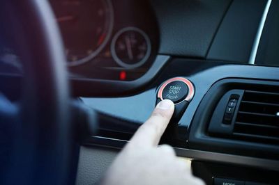 Bahaya Memanaskan Mobil Terlalu Lama yang Wajib Kamu Tahu