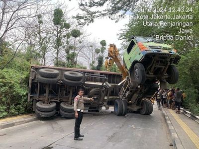 Truk Peti Kemas Gagal Nanjak di Penjaringan, Mundur Timpa Hyundai Creta hingga Ringsek