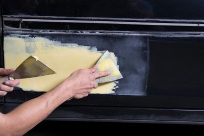 5 Fungsi Dempul Mobil dan Manfaatnya, Cocok Untuk Perawatan Bodi!