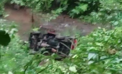 Mobil Pick Up L300 Terperosok ke Jurang di Jalur Gunung Gumitir, Polisi Tinjau Lokasi Kejadian