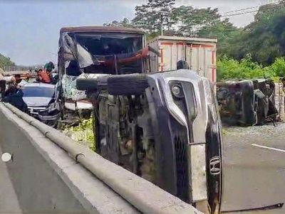 Brak! Kecelakaan Beruntun di Tol Cipularang Libatkan 11 Mobil, Ada Korban Luka-Luka