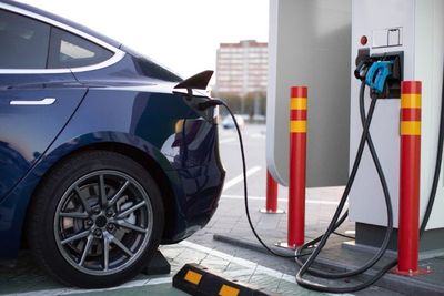 Duel Kendaraan Masa Depan: Mobil Listrik Vs Mobil Bensin - Mana yang Lebih Hemat?