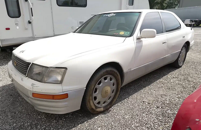 Beli Lexus 1997 Seharga Rp15 Ribu, YouTuber Ini Temukan Barang-barang Aneh