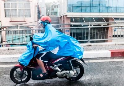 Bahaya Jas Hujan Ponco bagi Pengendara Motor: Keselamatan Kamu Nomor 1!