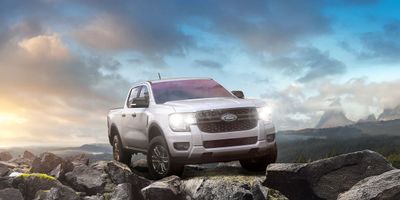 5 Perbandingan Ford Ranger XL Terbaru 2025 vs Toyota Hilux Double Cabin, Mana yang Terbaik?
