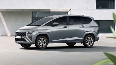 5 Perbandingan Mobil Listrik BYD M6 vs Hyundai Stargazer, Harga 400 Jutaan Mending Mana?