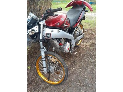Bawa Yamaha Vixion Ngebut di Tikungan, Pemotor Cewek Tabrak Truk dan Terpelanting di Jalan