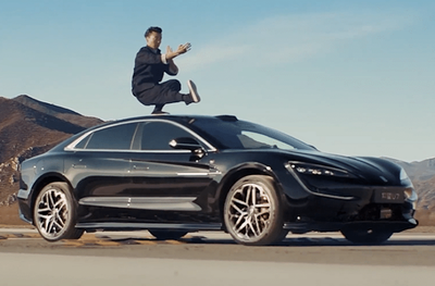 BYD Pamer Kestabilan Suspensi Yangwang U7 Lewat Aksi Kung Fu di Atas Mobil