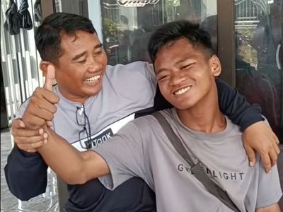 Salut! Pemuda Disabilitas Ini Beli Motor untuk Jualan, Dikasih Diskon dan Hadiah oleh Pemilik Showroom