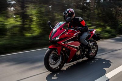 6 Cara Memilih Motor Sport Ideal untuk Dipakai Setiap Hari