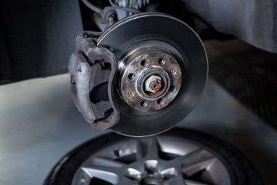 6 Tanda Kampas Rem Mobil Harus Segera Diganti, Apa Saja?