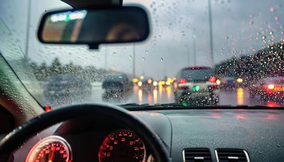 5 Cara Mengatasi Plafon Mobil Berisik Pas Hujan yang Bisa Kamu Praktikan!