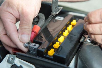 Cas Aki Motor Berapa Lama? Simak Durasi Cas Aki Motor yang Benar