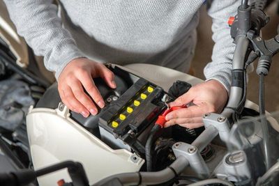 5 Penyebab Aki Motor Tekor yang Kerap Terjadi dan Harus Kamu Pahami: Hal Kecil tapi Berdampak Besar!