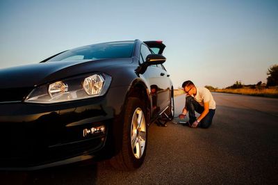 Ban Mobil Bocor di Jalan? Ini Langkah Aman yang Perlu Kamu Lakukan