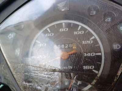 5 Penyebab Kaca Speedometer Retak yang Sering Diabaikan Pengendara