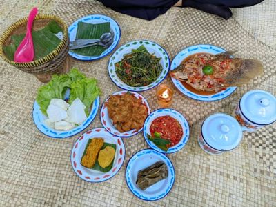 Menikmati Masakan Betawi dengan Suasana Kebon yang Asri di RM Bale Betawi Bintaro