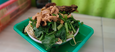 Enggak Masuk Akal, Mie Ayam Ini Porsinya Jumbo Disajikan Dalam Satu Baki
