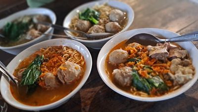 Mencicipi Bakso Kuah Mercon Super Pedas di Kampung TBK Jogja, Tempatnya Cozy Banget
