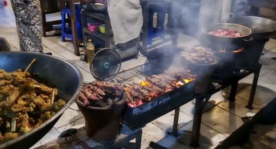 Sate Klathak Pak Bari, Ditusuk Pakai Besi Kelezatanya Bikin Orang Rela Antre