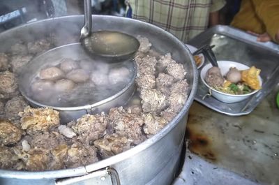 Bakso Pak Teguh: Kenikmatan Bakso Legendaris di Yogyakarta sejak 1974