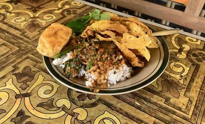 Mencicipi Pecel Pawon Mbok Marti Jatinom Blitar, Legendaris Sejak Tahun 1980