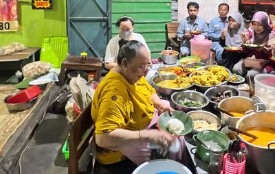 43 Tahun Berdiri, Nasi Liwet dan Bubur Lemu Mbah Narti Solo Masih Ramai Diserbu Pembeli