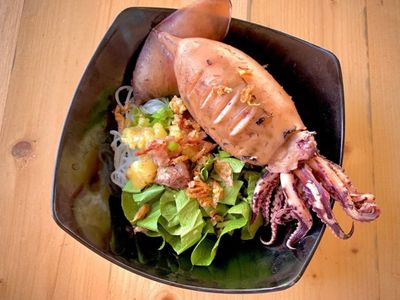 Dear Pecinta Seafood, Coba Nikmati Sensasi Makan Cumi dan Gurita dengan Cara yang Unik, Seperti Apa?