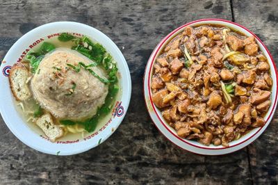 Punya View Kereta Api Melintas, Kedai Bakso dan Mie Ayam Ini Sajikan Menu Porsi Brutal