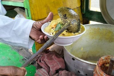 Meski Tergerus oleh Zaman, Pedagang Laksa di Cikarang Ini Tetap Bertahan