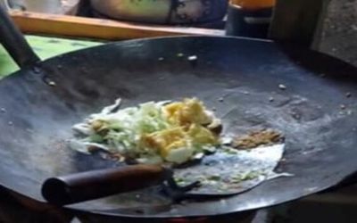 Bukan Spatula Biasa, Penjual Nasi Goreng Ini Masak Pakai Sendok Semen: Ketika Kuli Alih Profesi
