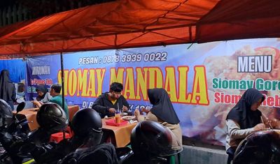 Menikmati Kuliner Malam Siomay di Jogja Mandala yang Gak Pernah Sepi. Legendaris Sejak Tahun 1999