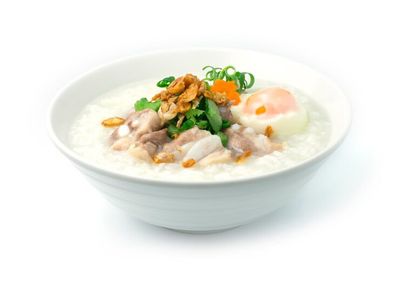 Sekte Lain! Pria Ini Sedot Bubur Ayam dari Plastik Kayak Minum Es Cekek