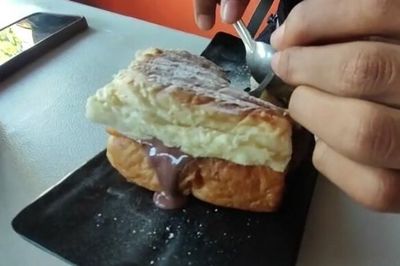 Nikmatnya Es Krim Burger, Menu Kekinian Unik Kini Hadir di Kota Cinta Parepare