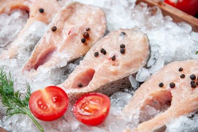 Tips Cepat Cairkan Daging atau Seafood Beku dari Kulkas Sebelum Dimasak, Cuma Pakai 3 Bahan