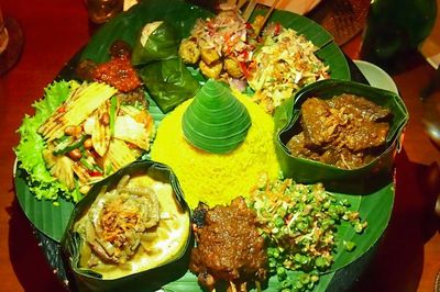 Mengenal Megibung, Tradisi Nikmatnya Makan Bersama Khas Bali Timur
