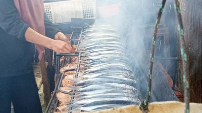 Nikmati Gurihnya Ikan Tuing-tuing Asap Sembari Melihat Sunset di Kota Parepare