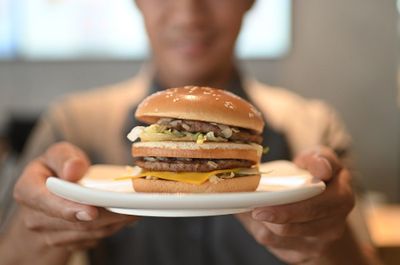 McDonald s Indonesia Perkenalkan Best Burger : Standar Baru yang Hotter, Juicier dan Tastier