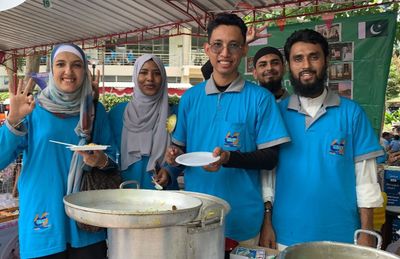 Mahasiswa Asing Kenalkan Makanan Khas Pakistan di Bazar Hari Jadi ke-65 UMS