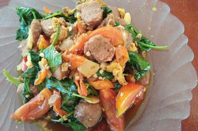 Lengkapi Nutrisi Makan Siang dengan Resep Oseng Kangkung Pedas Pentol Ayam
