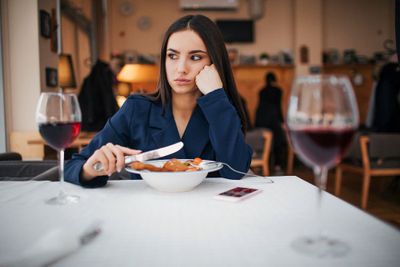 Survey Menunjukkan Banyak Gen Z yang Mengidap Menu Anxiety Saat Memesan Makanan di Restoran