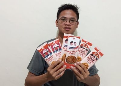 Kreatif! Pemuda Asal Sampang Bikin Basreng Pedas Pilpres 2024 hingga Cuan Jutaan Rupiah