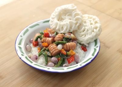 Resep Praktis Sosis Oseng Bawang Merah, Cuma Pakai 5 Bahan
