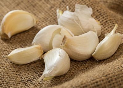 5 Cara Mengonsumsi Bawang Putih Mentah untuk Menurunkan Berat Badan