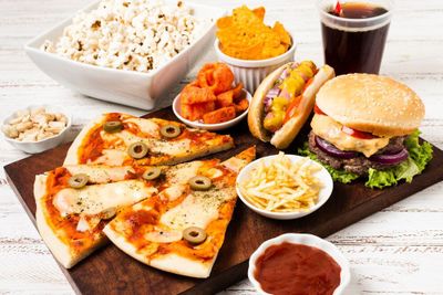 Jadi Favorit Banyak Orang, Ini Bedanya Junk Food dan Fast Food yang Sering Dianggap Sama