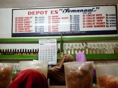 Tersembunyi Namun Ramai Pembeli, Depot Es Semanggi Jadi Incaran Warga